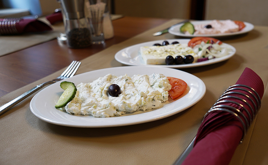 Vorspeisenauswahl Tzatziki Tarama Feta